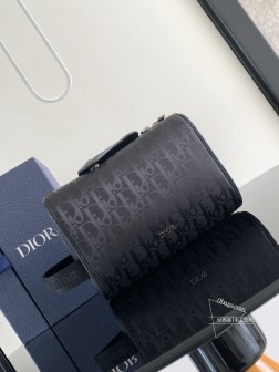 DIOR 顶级原单Dior-迪奥专柜最新款Dior Lingot 洗漱包 官网同步 原单品质 采用棉质帆布打造 金属覆层黄铜“DIOR”标志 内侧饰以“DIOR”压花标志 双向拉链开合搭配磁性皮革翻盖 款式新颖 独特魅力 百搭休闲 出街帅帅哒尺寸:21.512.510.5cm型号S72ADCA418CDP科技布(337723)