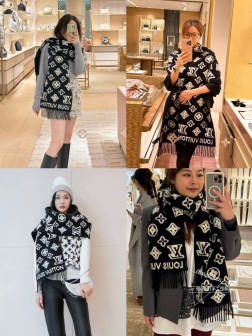 驴家爆款 P【3D老花长巾】 太好看了 3D围巾为柔软毛绒混纺织入Monogrom图案，再以擅色单毛皮演绎瞩目3D效果，剪花工艺令两置呈现送异机理，兼具的意巧恩与潮流风范。无论何种造型方式，均可为凛凛寒冬带来舒柔暖意。 设计感觉偏年轻化了尺寸34cm，成份：90%绵羊毛，9%山羊流苏物边械，1%桑亚址