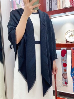 Dior最最新的专柜主打款【D字母线条】 度假及日常都非常好搭配的款 订单私流 】一看到就想去度假 平时穿搭也非常好搭配，整个人看起来都会神采奕奕 好多不用多说，细节品质都看得清楚，绝对获赞的高规格品质 大方巾，42%羊毛+42%真丝+16%金属丝