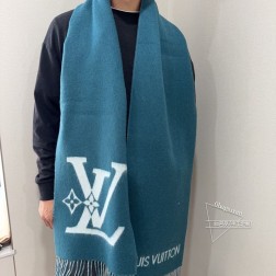  LV Smash 围巾以舒柔绵羊毛裁出宽幅尺寸，令瞩目 LV 标识焕现新意。撞色“路易威登”字样点亮素净双面设计，为冬日保暖提供潮流之选。 x 30 厘米(长度 x 高)