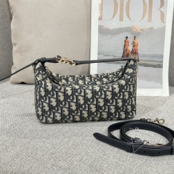 迪奥 CD老花饭盒包老花融合多元素设计风格,可自配肩带斜挎,单肩。采用 Oblique 印花面料精心制包内空间宽敞,造型灵动~尺寸:22139.5