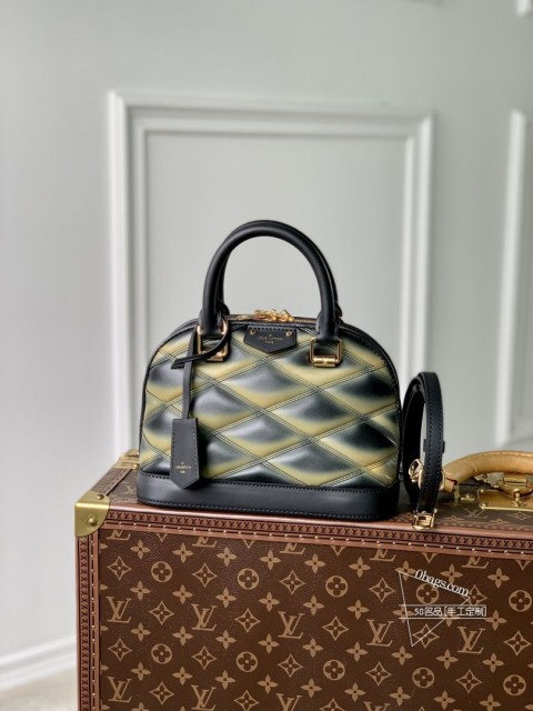 LV M23666 Alma BB 手袋，羊皮革，Nicolas Ghesquière设计