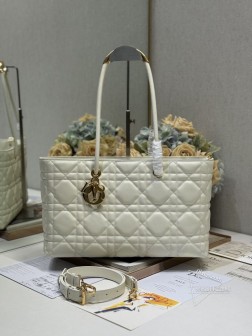 DIOR Dior Toujours 小号手袋〔白色〕这款Dior Toujours 手袋于二零二三春夏系列发布秀精彩亮相休闲实用的设计别具一格.采用白色牛皮革精心制作饰以超大藤格纹缉面线宽敞的内部隔层可整齐收纳各种日常用品,硬挺的顶部手柄搭配复古饰面金属装饰提升格调,可轻松手提. 搭配 调节皮肩带 型号:购物袋尺寸:37 X22 X12cm