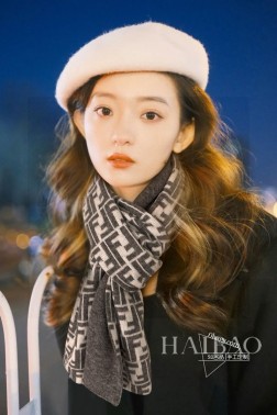 爆 FENDI【双F老花双层长巾】双层提花针织，手感柔软舒适奢华有质感，由双色交织提花工艺打造，一面LOGO提花，一面纯色，双面双用，简单大方又时尚，实物非常高档，可遇而不可求，好货不等人，喜欢就不能错过哦！尺寸：30Xcm