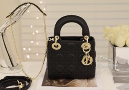 DIOR mini lady 黑色羊皮金扣 系列手袋集中体现了品牌对典雅和美丽的深刻洞见。采用小羊皮革精心制作,以藤格纹缉面线打造醒目的绗缝细节,时髦典雅的设计经久不衰。饰以标志性的饰面金属吊饰,为精美的轮廓增添一分灵动。这款迷你Lady 手袋搭配可拆卸的链条肩带,可手提、肩背或斜挎,是晚装的理想伴侣。·可拆卸链条肩带·内部拉链口袋·可随心搭配其他刺绣肩带内含防尘袋尺寸: 17157cm#  三格珍黑色羊皮