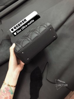 迪奥 一改之前的菱格必羊皮操作 这一波皮质设计师选择了小牛 磨砂工艺与小牛的柔软结合 触感又好又耐Cao 相较于羊皮款不容易变形也不容易有划痕,因为镀上了一层磨砂工艺 所以五金这一块儿磨损率会比金色复古那些高一点避免太大力度摩擦 能美得更持久 奢侈品本身也就是为了高级为了美呀~实在要磨损率低的选帆布系列就好啦