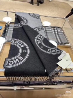  巴宝莉 2024秋冬新品！！看到了围巾的天花板 巴宝莉BURBERRY！双面双色羊毛围巾圆环logo设计%棉羊毛柔软舒服口意大利产春天早晚凉凉空调房都可以用！这一款是真的很耐看！简单而不单调的样式，即新颖有保持着burberry家独有的标志双面用法，哪一面都好看！