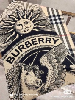 新品 【Burbery双面印花围巾】单款单色要顶级品质看过来 原单货 这才是硬货，殿堂级御用推荐！高出镜率单品，顶级羊绒两面可用，最新出口，材质啥的 不再赘述 工艺不便透露，因为有协议，你们懂……让你戴进专柜自对比……此处我词穷...但你们应该有掌声 因为这是和香港专柜即将上架的是同一次！规格：45＊Cm