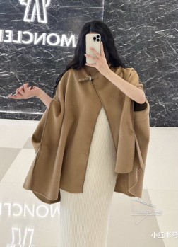 【网红同款】HERMES 史上最牛掰的原单货，经典斗篷 经典中的经典. 订制出口单.全真皮包边配饰。工艺非常考究 介绍这款披肩效果很难织造 专柜在售。可以和羊绒大衣媲美的实用东西 而且颜色百搭.不买它买谁 均码适合各种身高 体重 看看真皮包边等细节。尽显高档奢华。