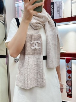 超酷的CHANEL来了！香家少有的又甜又辣风，老友闭眼入，别犹豫，犹豫绝对就断货了了！我自己超爱的，通勤休闲都够用，如果冬天只打算买一条围巾，就它直接冲！30cm，%羊绒，两色入，自留黑色！