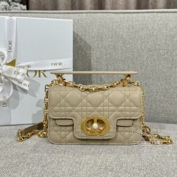 DIOR JOLIE-19CM杏色采用进口小牛皮革精心制作饰以藤格纹缉面线双重翻盖饰以 CD 标志提升格调点缀以白色树脂珠饰可收纳各种日常用品可与日常或晚装造型搭配兼具优雅气质可舒适手提、肩背或斜挎~尺寸: