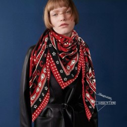 羊绒新款 买了都说好看 推荐 爱马仕羊绒方巾【朋克骏马】，顶级工艺超值 爱马仕专柜爆款 立体呈现图案纹路实物档次极高 特殊工艺高端研发惊艳问世 特殊尖端工艺处理 受到白富美的喜欢 无论是品质 款式 价格都令大牌控的她们尖叫 超高性价比 绝对值得入手 尺寸：cmcm，70%羊绒+30%真丝