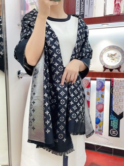 爆款出货 每年的经典的LV金银线长巾真的不用过多的解释，国外专柜最红单款，让您一眼就觉的非同凡响的单品款式低调优雅 超赞的质量，尺寸70。大标好质量 羊毛混纺。