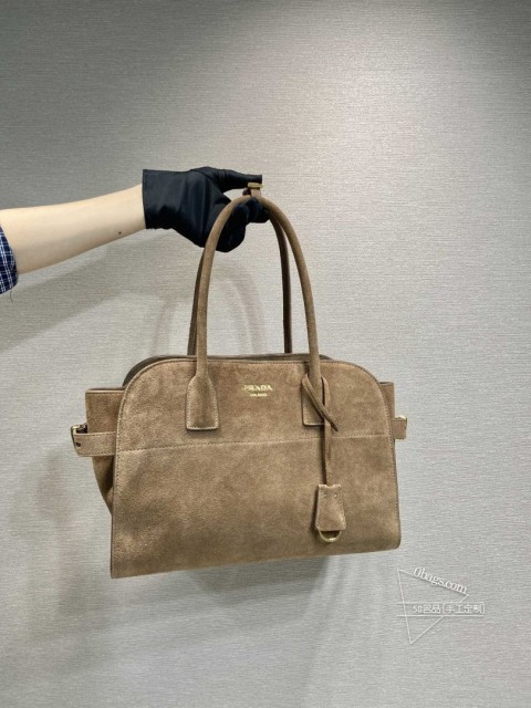 Prada普拉达 1BG538 磨砂皮托特包 时尚挺括廓形 A货