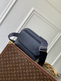 LV M11600 Fastline 郵差包,粒面皮革材質,優雅且實用。