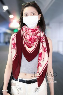 羊绒新款 买了都说好看 推荐 GG羊绒方巾【GG花园花卉】 G家ZG爆款 立体呈现图案纹路实物档次极高 特殊工艺高端研发惊艳问世 特殊尖端工艺处理 受到白富美的喜欢 无论是品质 款式 价格都令大牌控的她们尖叫 超高性价比 绝对值得入手 尺寸：cmcm，%顶级羊绒