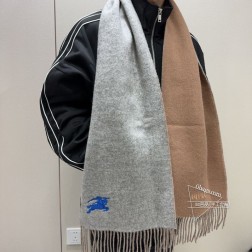 【巴宝莉新款！！可做情侣款 男性荷尔蒙的魅力！！！ 】男士高端羊绒围巾！战马刺绣经典图案！！！！非常显年轻！！太好看了！！！可正式，可随意，非常Classical的男款设计。这样的男款围巾，绝对是一条审美不过时的单品！随便围都会好看的羊绒围巾，版型真是一绝！！这样的设计真的太实用百搭了，其实没有多余的设计，怎么围都好看！有垂坠感，温暖且非常显瘦！男女通用款式，%羊毛，规格30cm搭配正装或者搭配休闲装都很合适~对折挂围或者绕圈围都完全可以，绅士有型~有温度的风度 3个色。