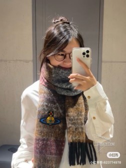 高品质到货 经典大土星马海毛围巾 vivienne westwood西太后土星 英国时装设计师，时装的朋克之母！时尚潮流风格，品质强大，超美的设计！简约大气刺绣Logo精致 这个款不用担心不好看，因为经典的元素洋气的新设计！赠礼的完美之选，充分展现个性风范。品质非常整个首饰给人大牌气场的同时又非常精致，让整个人的层次提升好几个level 绝对值得入手 三色入 尺寸30