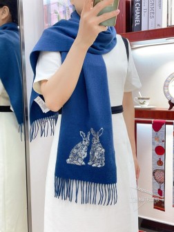 怒赞自留 家属福利，专柜同步在售，这个价格真的无敌超值！亲妈价格回馈~买到绝对值 Burberry非常正的刺绣围巾~面料大爱，非常柔软很Man的风格，上身效果无敌好看 大气简约，超级好看的男神配色，任何男生都会喜欢的款吧，有质感不张扬~福利大家~ 男女通用款式，规格32cm搭配正装或者搭配休闲装都很合适~对折挂围或者绕圈围都完全可以，绅士有型~有温度的风度 四个色。