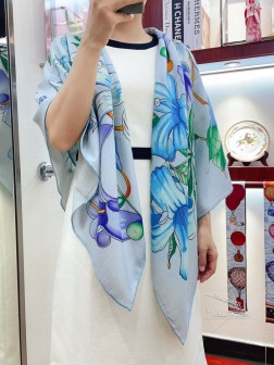 上新 菲拉格慕 热卖款 时尚指数爆表 ！不论披肩围巾两用！留下沁人的芬芳 时尚达人必备！选用丝羊绒更加轻盈柔软！简约！风格鲜明 充满了独特的美感！尺寸～手工包边！70%羊绒+30%丝