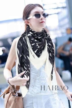 爆款 Dior最最新的专柜主打款【D字母涂鸦锁边】 度假及日常都非常好搭配的款 订单私流 】一看到就想去度假 平时穿搭也非常好搭配，整个人看起来都会神采奕奕 好多不用多说，细节品质都看得清楚，绝对获赞的高规格品质 大方巾，%丝羊绒