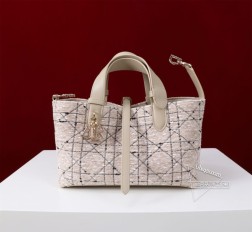 迪奥 D ior Toujours 手袋这款 D ior Toujours 手袋于二零二四冬季系列发布秀精彩亮相,休闲实用的设计别具一格。采用米色绒面革精心制作,饰以超大藤格纹缉面线,宽敞的内部隔层搭配小袋,可整齐收纳各种日常用品。设有皮革系带开合,可安全收纳各种物品,另有 CD Lock 字母 D 旋钮式开合,可调节两侧,提升格调。小号款式,皮革手柄带有可调节细节,可轻松手提。双开合设计:纤细系带和 Christian D ior Paris 系带搭配 C D Lock 扣环D.I.O.R.