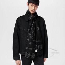 高品质 ！今年热度最高的围巾All About MNG围巾瞩目放大经典Monogram图案和路易威登标识宣示品牌底蕴，彰显潮流格调和舒朗风范，搭配柔美流苏饰边，成就Reykjavik围巾之外的闲适之选。186x34厘米(长度x高)%羊毛流苏饰边Monogram图案