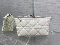 DIOR 白色大号现货 DiorNomad 手提包饭盒包又一重磅推荐了!近几年的饭盒包大火!各个品牌都有推出过简直谁用谁可爱啊超柔软小牛皮材质的藤格纹像枕头一样饱满我更爱它的枪色金属插扣太高级绝杀细节控暗黑风爱好者冲了!Size;22139.5cm