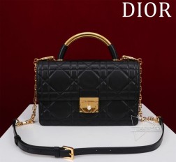 迪奥 Dior Ange 手袋是二零二四秋季成衣系列新品以优雅时尚的美学风格开启 Dior 的全新系列尺寸:25 x 16 x 8 cm 长 x 高 x 宽肩带长度:53 厘米采用奶白色牛皮革精心制作饰以超大藤格纹缉面线硬挺的复古金色饰面金属顶部手柄镌刻以 Christian Dior Paris 标志翻盖饰以树脂珠饰点缀的 CD 扣环。缝有三角形衬料的廓形搭配两个宽敞的隔层和一个插袋可收纳各种日常用品。迷你款式设计高雅,可调节可拆卸的链条肩带由点缀以树脂珠饰的金色饰面金属 CD 链环组成可手提