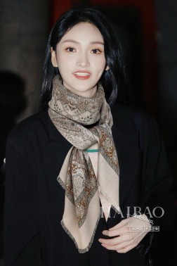  LP皮雅娜极品原单【LP佩斯利花纹锁边】（无标款） 钻石纹羊绒高尖端产物 重磅呈现 ，绝无仅有 史无前例 %纯山羊绒 手感好到爆 绝对又是一款手慢无 工艺上采用的是进口支纯格纹羊绒亮片点缀，非常显档次，低调中带着小奢华。尺寸cm %进口纯羊绒织就