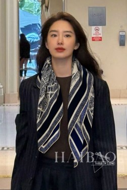 专柜同步上新 Dior最最新的专柜主打【D巴黎地图双面羊绒90】羊绒方巾， 度假及日常都非常好搭配的款 订单私流 】一看到就想去度假 平时穿搭也非常好搭配，整个人看起来都会神采奕奕 好多不用多说，细节品质都看得清楚，绝对获赞的高规格品质 9090cm，%纯羊绒