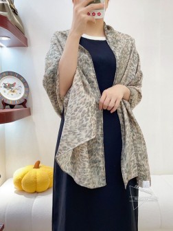 瑟琳【CL豹纹款】 抢 VIP推荐 下手一定要快【高端 大爱 女人尤物 货极少 四季都可以用 真心美的让人非常非常心动 上身效果简直美翻了 品质非常完美 整个围巾给人大牌气场的同时又非常精致秀丽 绝对值得入手的新款 实物一拿到就会庆幸自己是女人的绝美好货 值得品鉴 完美气质品味Ditails首选 VIP们 上 60cm，70%羊绒+30%丝