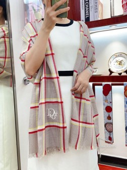 气质非凡 DIOR重磅高端低调奢华，非常精致唯美的设计，如珍珠般典雅气质 来自女人们都会爱的Dior~又是美出了天际啊 自带高级气场 客供的真丝羊绒纱(85%羊绒15%真丝)，再由国内个位数台的进口机器织造，带有斜纹肌理的纹路，纱线的光泽感将这个肌理纹完美呈现，美到极致~摸起来真的像婴儿的肌肤一样舒服 这样的手感和光泽感真的无敌了 软软糯糯又非常顺滑 可以当外套披的绝美款啊 再来说下配色和工艺吧，首先配色是很高级的两个色系，经典时髦。既有深色系的百搭又有浅色系的优雅 中间线条部分不是印染哦，是非