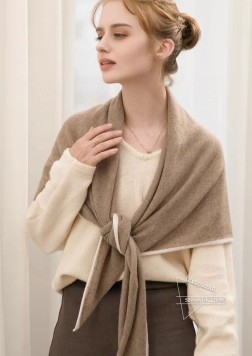 爆款上 P皮雅娜最新款【LP纯色条边羊绒三角巾】独家牛货 奢华尽在尺寸之间，高端品质 具有超高羊绒品质才会被此品牌青睐 这种精品是市场上及其少见的，围巾针织三角披肩，真是超级的高端货 只有这种大品牌才会拥有 喜欢大尺寸的最爱.每色都是大爱每色都留.卖一条少一条的好货 且不用担心面料因为出口的原料固色度都是一级定期抽查...一等一好货 材质 %进口纯羊绒