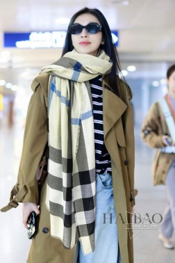 新品 bling bling 巴宝莉中性款【B细穗流苏格纹长巾】这才是硬货，殿堂级御用推荐！高出镜率单品，格纹丝毛混纺最新出口，材质啥的 不再赘述 工艺不便透露，因为有协议，你们懂……让你戴进专柜自对比……此处我词穷...但你们应该有掌声 因为这是和海外专柜即将上架的是同一次，绝对的流弊货！秒收！