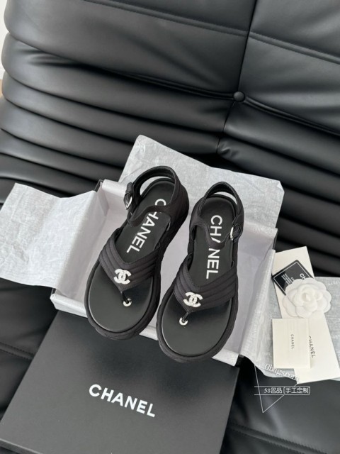 Chanel 25s小香春夏新款火爆厚底休闲凉鞋非常火爆 非常难买的一款鞋全网最火的厚底凉鞋 可想而 596