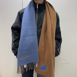 【巴宝莉新款！！可做情侣款 男性荷尔蒙的魅力！！！ 】男士高端羊绒围巾！战马刺绣经典图案！！！！非常显年轻！！太好看了！！！可正式，可随意，非常Classical的男款设计。这样的男款围巾，绝对是一条审美不过时的单品！随便围都会好看的羊绒围巾，版型真是一绝！！这样的设计真的太实用百搭了，其实没有多余的设计，怎么围都好看！有垂坠感，温暖且非常显瘦！男女通用款式，%羊毛，规格30cm搭配正装或者搭配休闲装都很合适~对折挂围或者绕圈围都完全可以，绅士有型~有温度的风度 两个色。