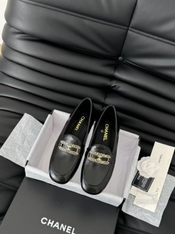 Chanel 25C新款乐福鞋这一季的乐福鞋很中规中矩复古帅气还随性黑金两个颜色 都值得入搭配完全无 772