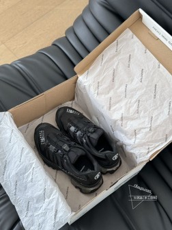 满邦单鞋 MM6 X Salomon 2024联名款休闲鞋各自品牌基因完美的糅合 不要太帅 原版开发 1294