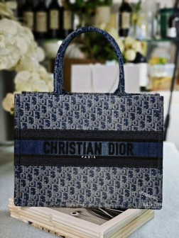 DIOR 新款：蓝D牛仔刺绣这款 Dior Book Tote 手袋由 Dior 女装创意总监玛丽亚·嘉茜娅·蔻丽 (Maria Grazia Chiuri) 设计，是体现 Dior 美学的主打产品。可收纳各种日常用品，采用蓝色 Denim Dior Oblique 提花面料精心制作，以不规则的石洗效果焕新演绎 Dior 的经典图案，彰显现代魅力。中号款式，正面饰以对比鲜明的 Christian Dior Paris 标志，彰显 Dior 的精湛工艺，可手提。正面饰以 Christian Dio