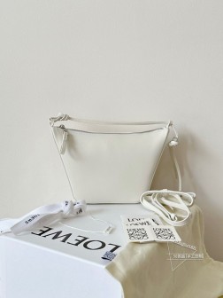 LOEWE Hammock Hobo 白色 手提包，材质：皮革，尺寸：xx cm