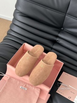 代购级别 Miumiu谬谬半拖原版购入开发 材料细节均与原版一致鞋面麂皮 内里羊皮 原版TPU大底S 1374