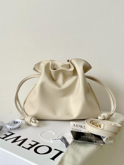 LOEWE flamenco 中号奶白色皮质福袋，抽绳调节，大容量