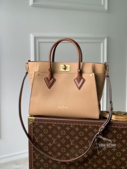 LV On My Side 手袋M53826细粒面小牛皮拼接 Nappa Softy 皮革点缀 Monogram 簇绒