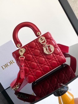 迪奥 这款 Lady Dior Dior 手袋集中体现了 Dior 对优雅和美丽的深刻洞见。采用羊皮革精心制作，以藤格纹缉面线打造醒目的绗缝细节，时髦典雅的设计经久不衰。缀有浅金色饰面金属 D.I.O.R. 吊饰，彰显优雅气质。小号款式，设计别致，肩带可饰以徽章彰显个性，可手提或斜挎。可调节的宽肩带包含三枚徽章，可打造个性造型。总共可搭配六枚徽章装饰。内部拉链口袋可随心搭配其他 Dior 刺绣肩带内含防尘袋意大利制造尺寸：20 x 17 x 8 厘米（长 x 高 x 宽）型号M0538