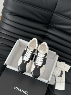 Chanel 25C新款熊猫运动休闲鞋百搭小白鞋 款式搭配不会出错撞色搭配活力满满啊 侧面压印log 236