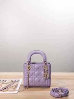 DIOR 淡紫色Lady Dior三格小羊皮手袋集中体现了 Dior 对典雅和美丽的深刻洞见。结合精致端庄的气质与时髦现代的风范，是经久不衰的经典单品。饰以浅金色饰面的标志性金属“D.I.O.R.”吊饰，为精美的轮廓增添一分灵动，搭配可调节皮肩带可拆卸金属链条肩带。Size：17x15x7cm