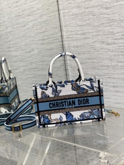 迪奥 迷你现货 Tote最新秋冬系列，终于出肩带款了，可解放双手的Tote 包，经典的Oblique老花刺绣，点缀字母标志，精湛的工艺，搭配可调节，可拆卸的肩带，大大提升了实用性，上身既高级又随性size21.5137.5cm