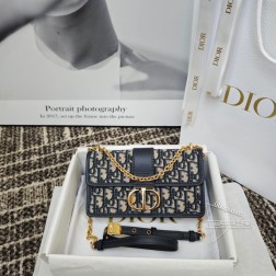 DIOR 全新蒙田30链条 小号蒙田30链条出小号啦 尺寸适中,非常适合日常出行经典的包型,标志性的字母锁扣搭配精致的链条肩带摩登与优雅兼并复古与时尚的完美融合size:21 x 6 x 12 cm