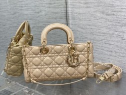 DIOR 杏色大号全新D-joy，大爆款的节奏 ，包包自带两条肩带，多种背法上身又美又飒，经典的菱格设计搭配柔软的绵羊皮优雅又时尚size：26614cm